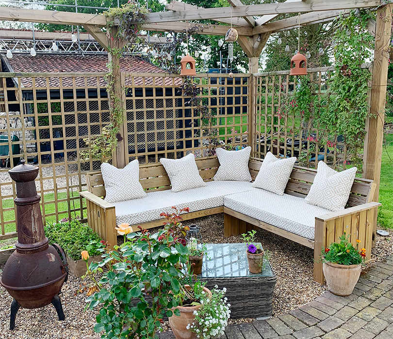 Outdoor box cushions in cream